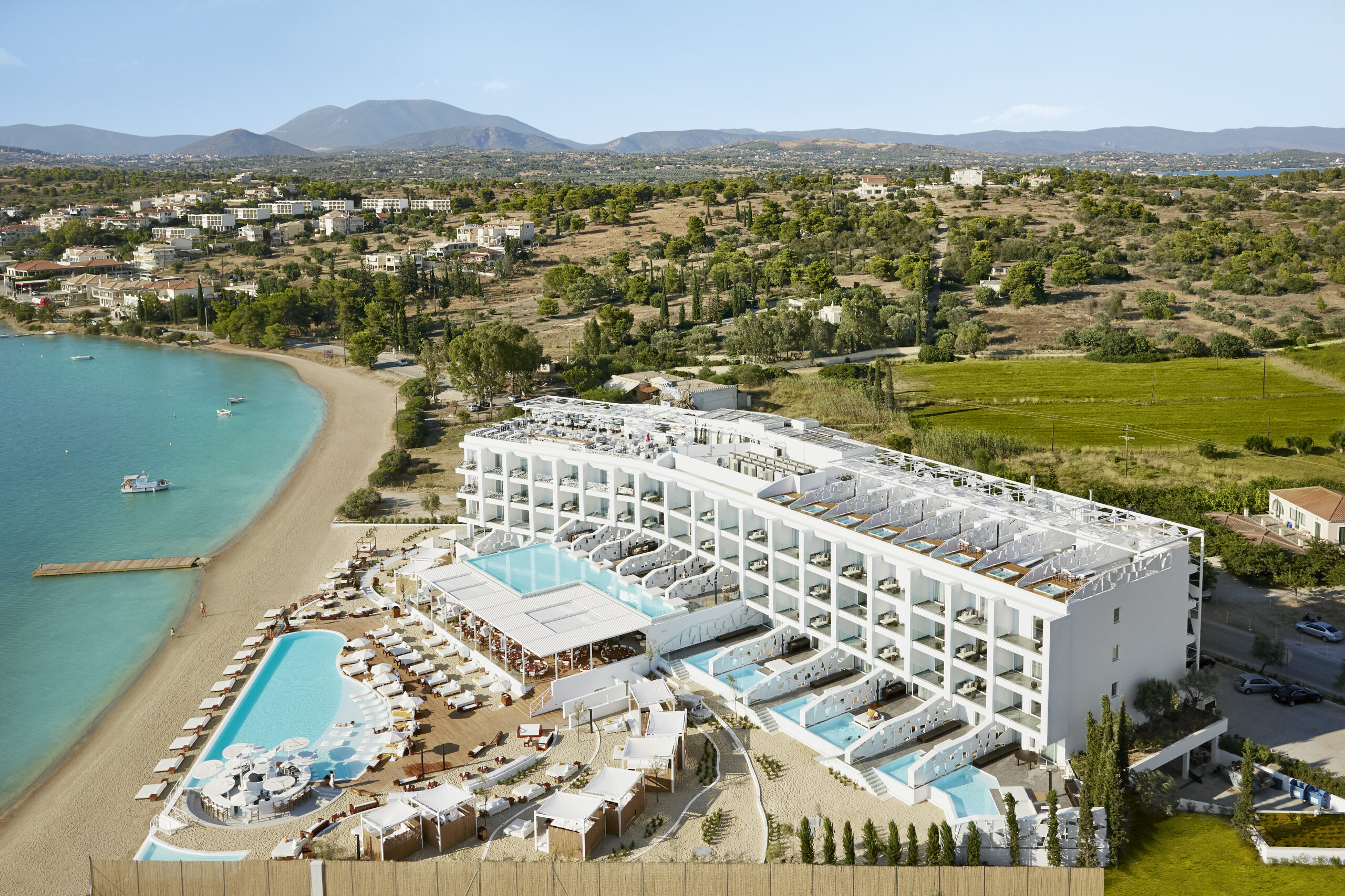 Το Nikki Beach Resort & Spa Porto Heli της MHV, υποδέχεται το 2025 με ειδική προσφορά