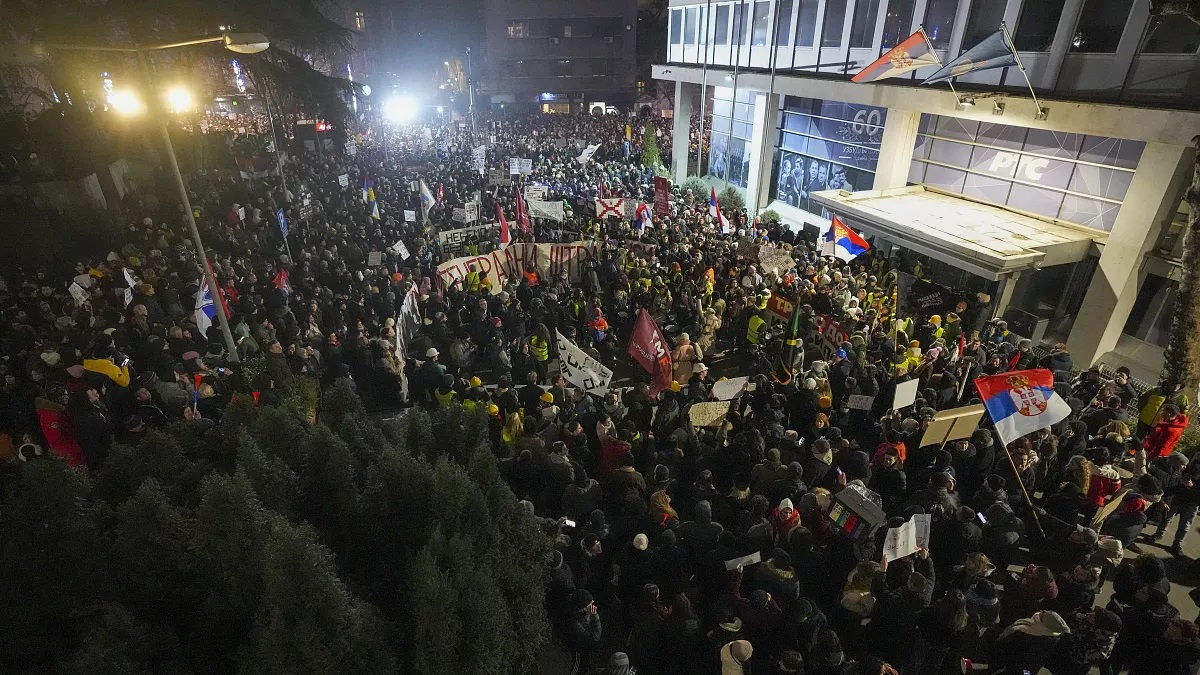 Εκατοντάδες χιλιάδες στους δρόμους του Βελιγραδίου κατά του Βούτσιτς (ΒΙΝΤΕΟ)