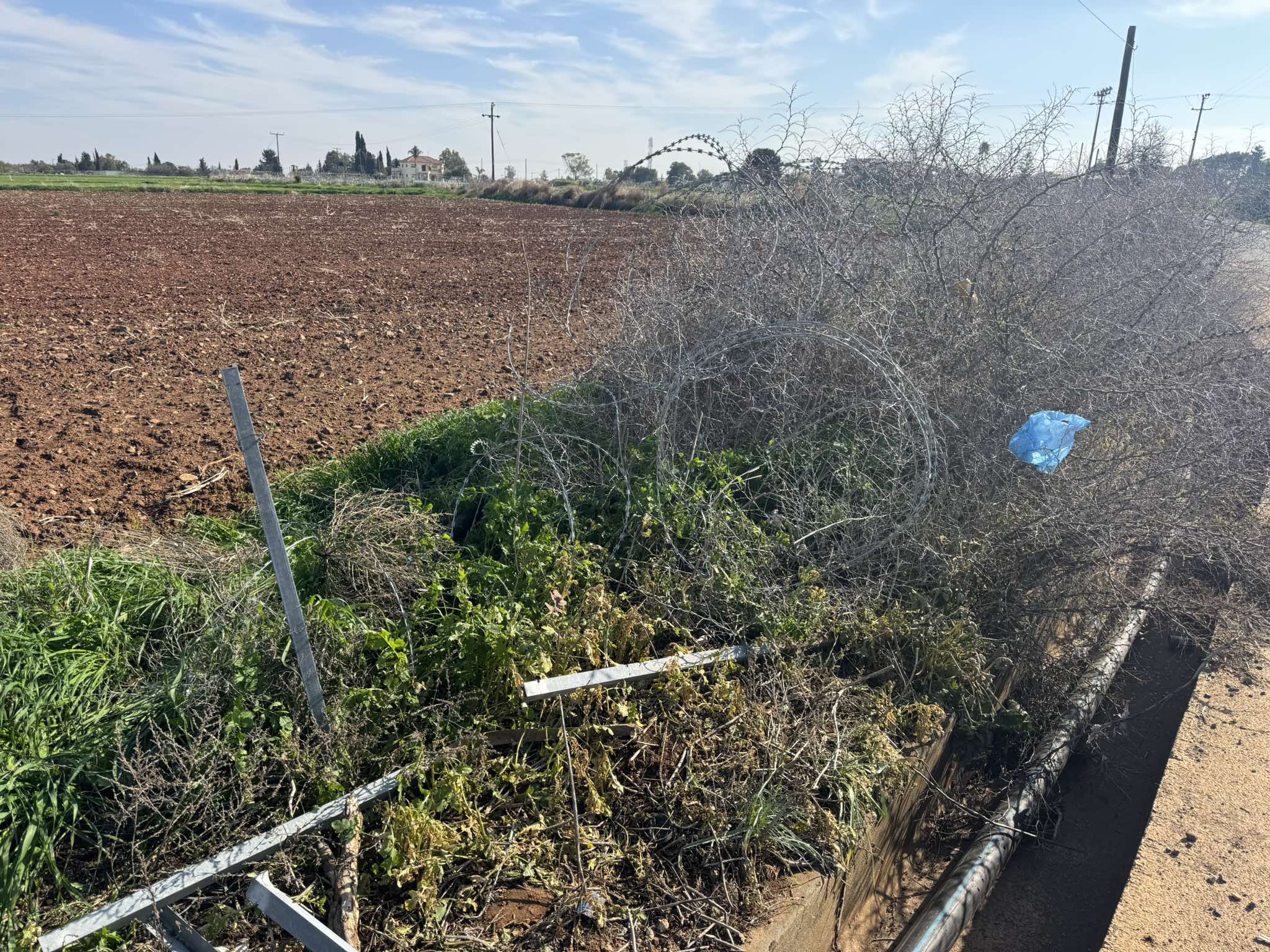 ΦΩΤΟ: Κόβουν το συρματόπλεγμα Νουρή, ξηλώνεται ο φράκτης στη Νεκρή Ζώνη του Αστρομερίτη