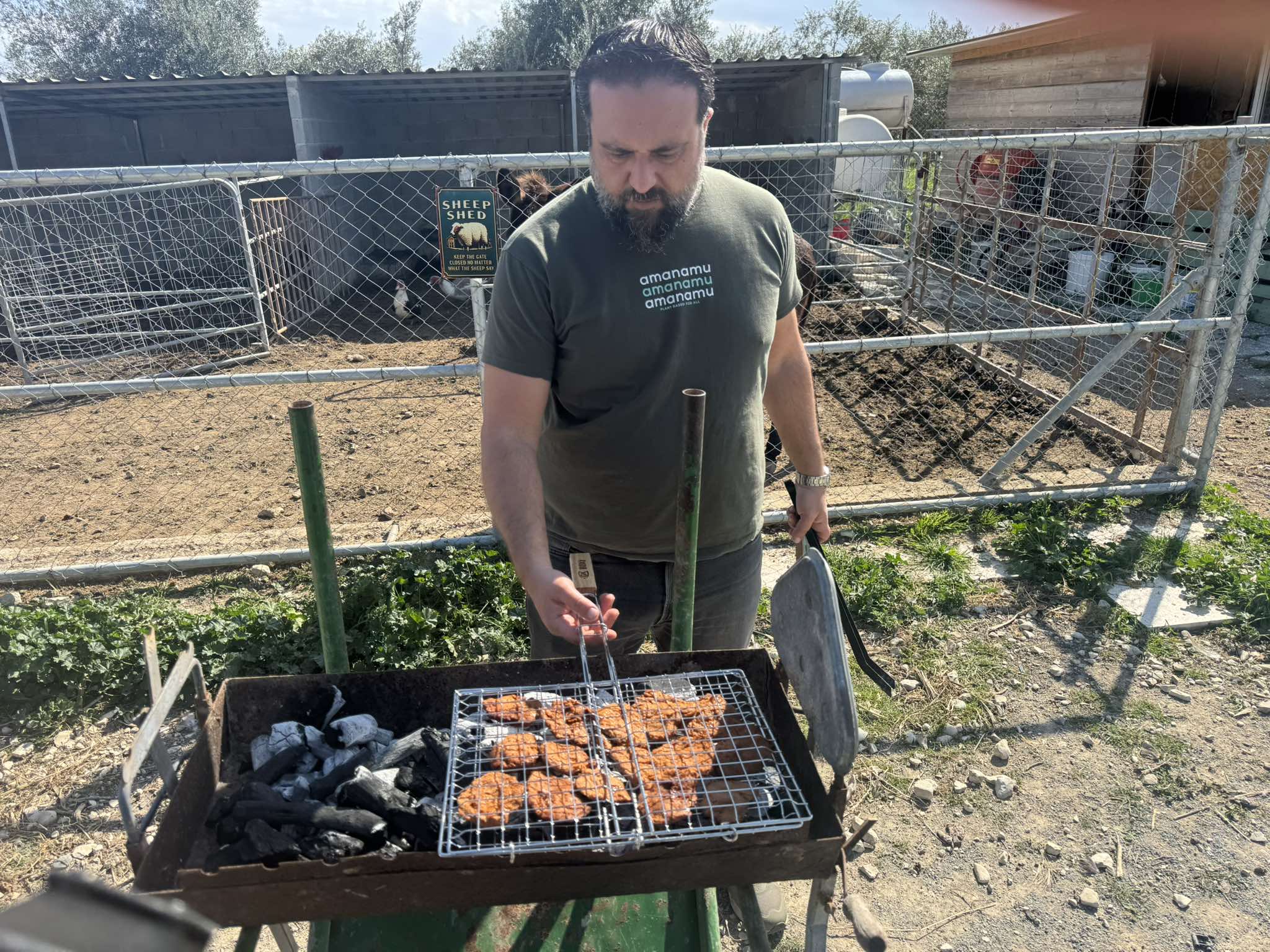 Τσικνοπέμπτη...αλλιώς: Έψησαν vegan σεφταλιές και φιλετάκια (ΒΙΝΤΕΟ)