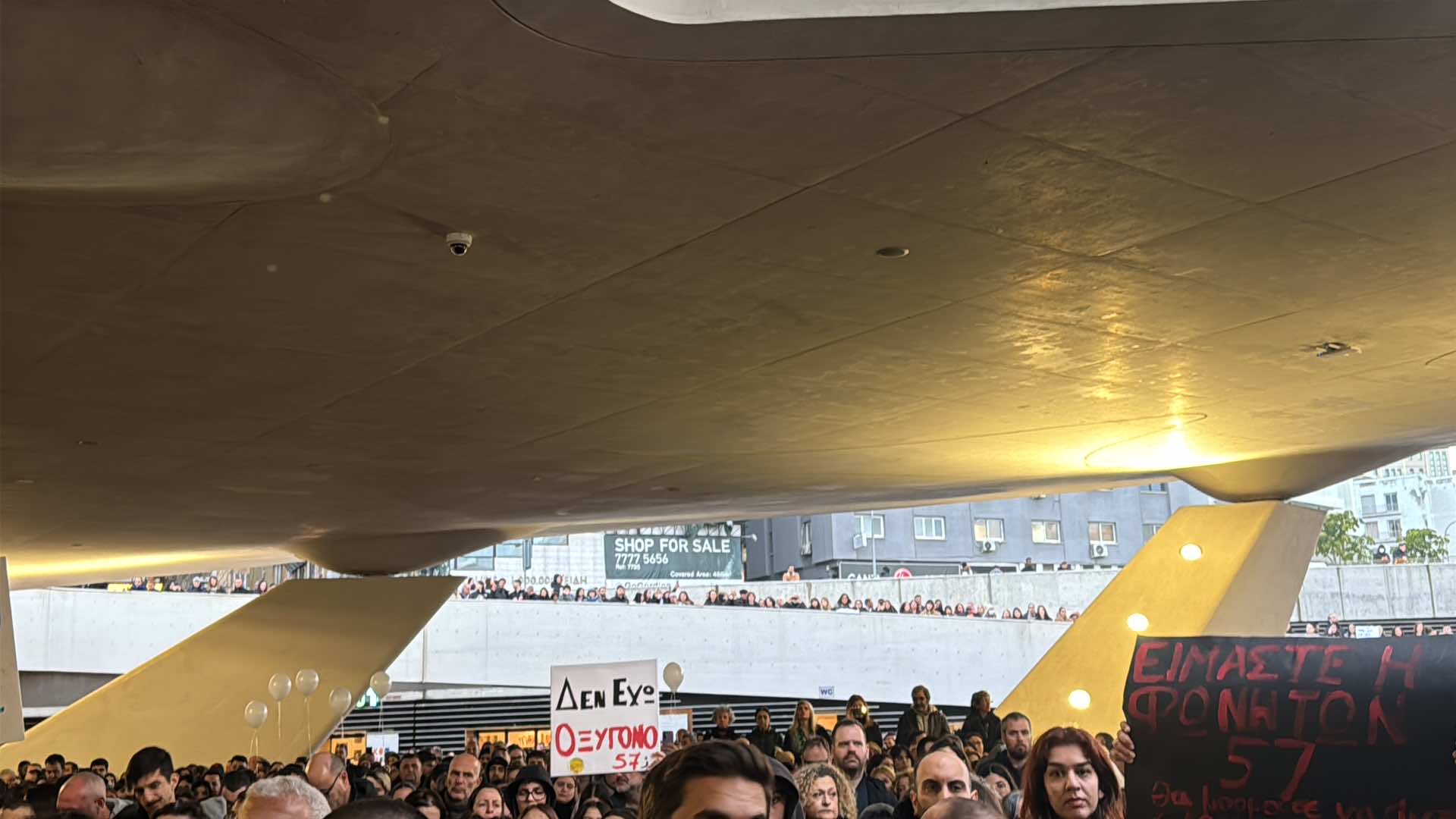 Συγκλονιστικές εικόνες: Πλήθος κόσμου στην Πλατεία Ελευθερίας για τα Τέμπη παρά τη βροχή (ΒΙΝΤΕΟ)