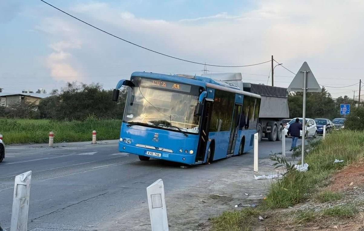 ΦΩΤΟ: Γιατί έγειρε αριστερά το λεωφορείο που μετέφερε μαθητές στη Λεμεσό