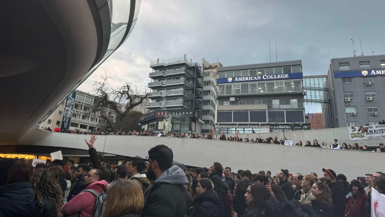 Συγκλονιστικές εικόνες: Πλήθος κόσμου στην Πλατεία Ελευθερίας για τα Τέμπη παρά τη βροχή (ΒΙΝΤΕΟ)