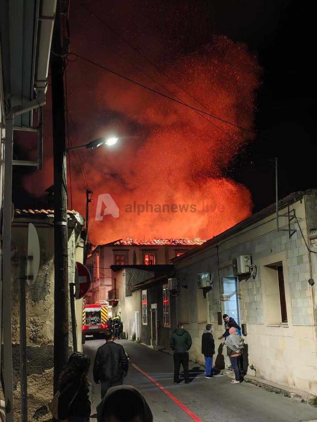 Στις φλόγες εγκαταλελειμμένο κτίριο στη Λάρνακα, κατέρρευσε η οροφή (ΒΙΝΤΕΟ/ΦΩΤΟ)