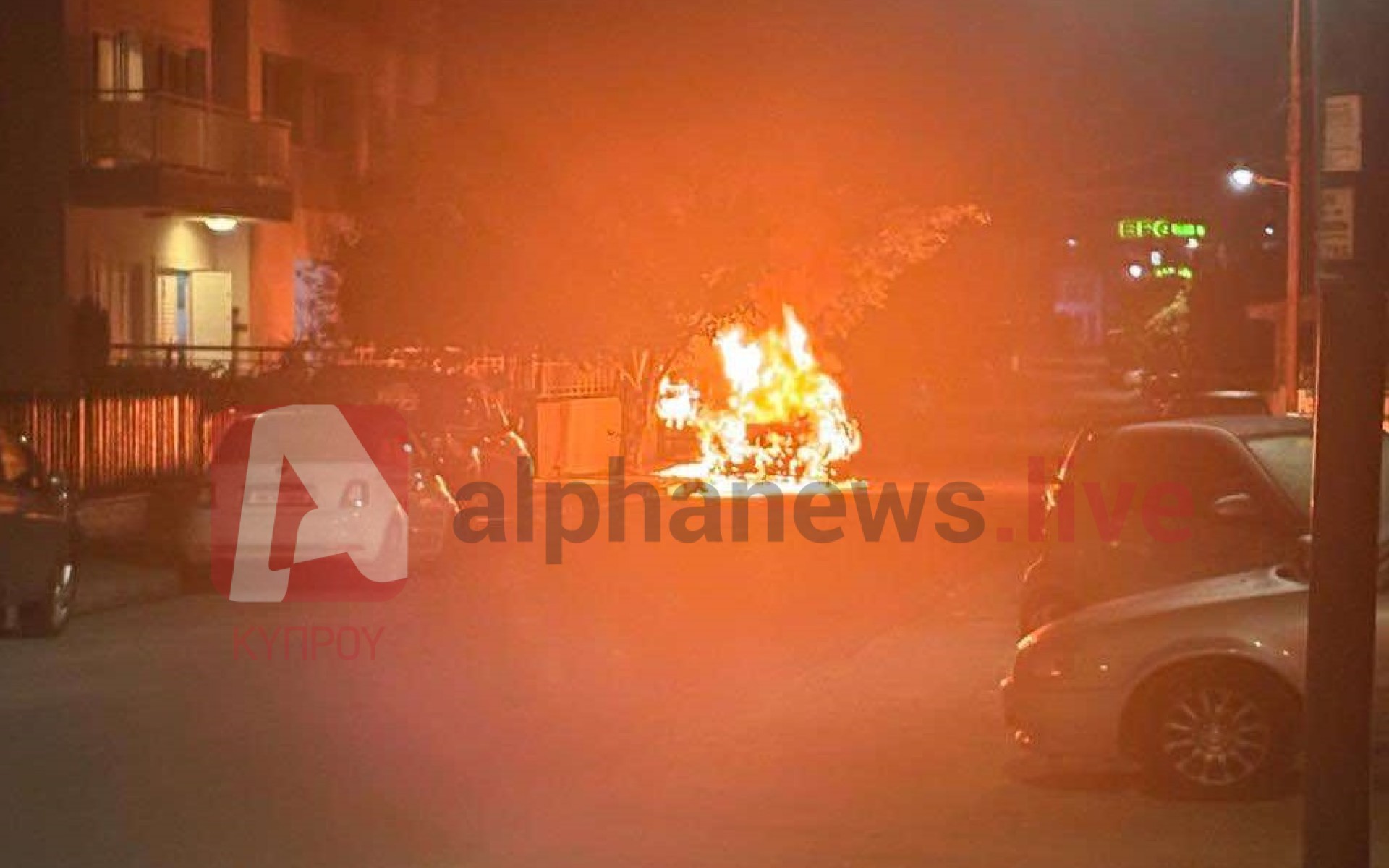 ΦΩΤΟ: Η στιγμή που γίνεται παρανάλωμα του πυρός το σταθμευμένο όχημα στη Λεμεσό