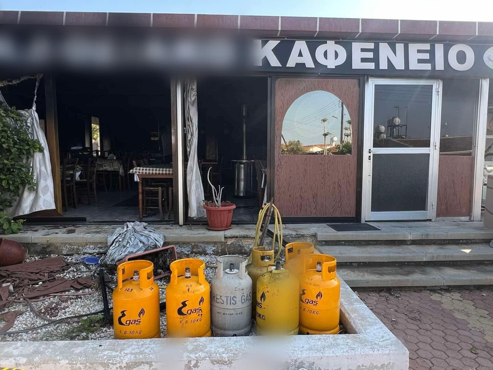 Εμπρησμός και η φωτιά σε καφεστιατόριο στη Δεκέλεια, παρελήφθησαν τεκμήρια