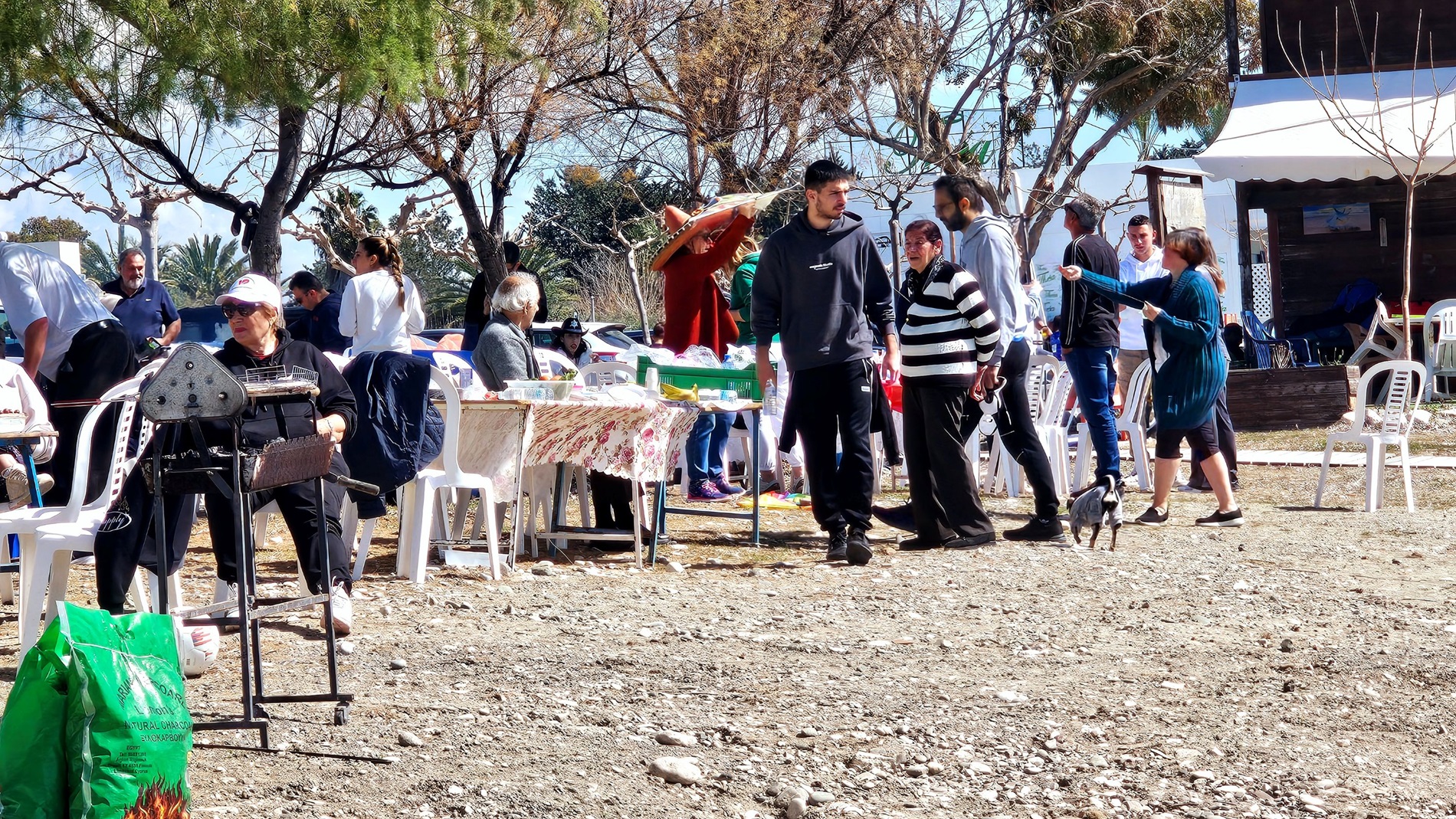 Σε αγρούς και παραλίες έκοψαν «την μούττη της Σαρακοστής» οι Παφίτες (ΦΩΤΟ)